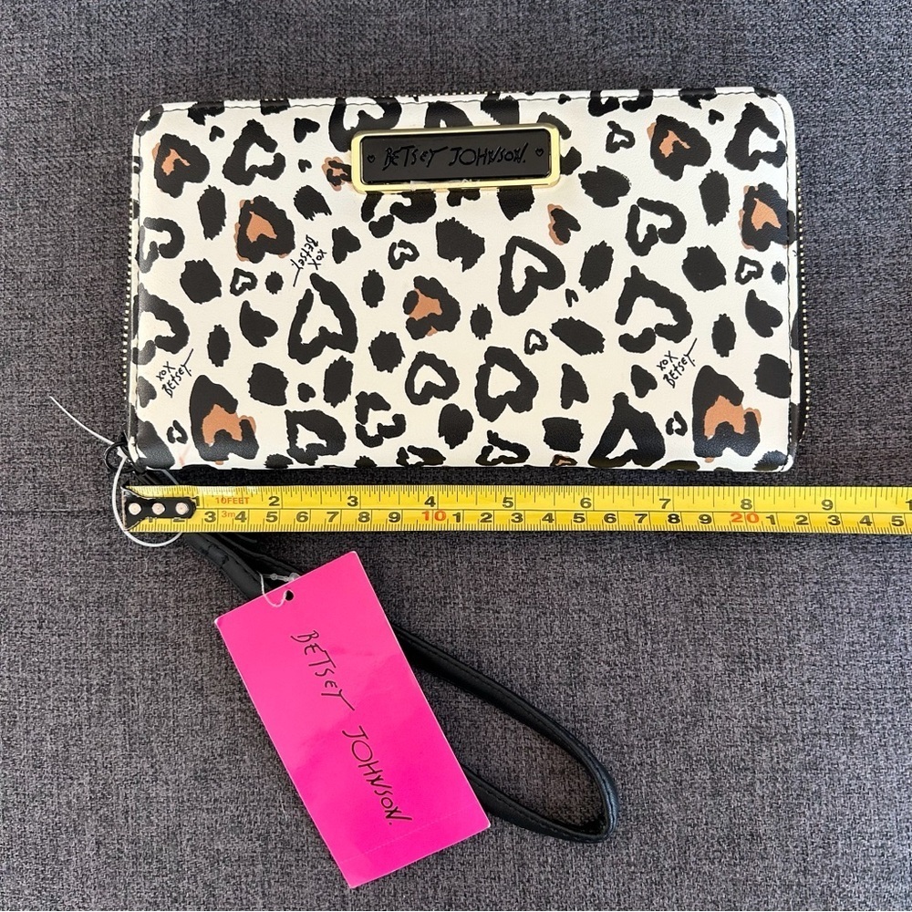Betsey Johnson Leopard Heart Zip Around Wallet / Wristlet, Cream, Black, Tan - Picture 7 of 17